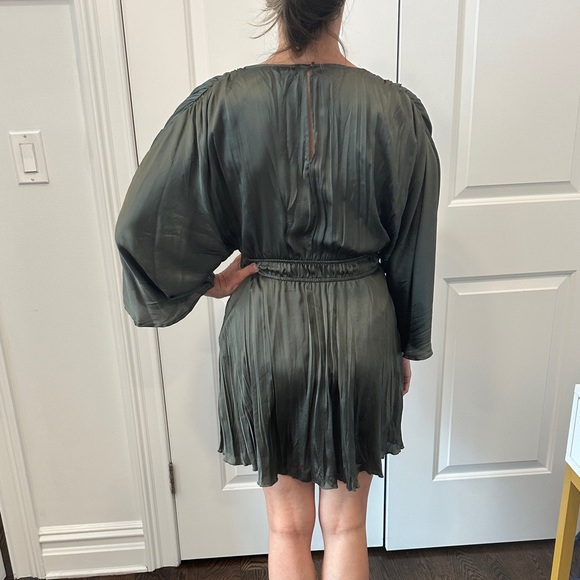 ZARA Elegant Olive Green V-Neck Dress - Picture 2 of 3